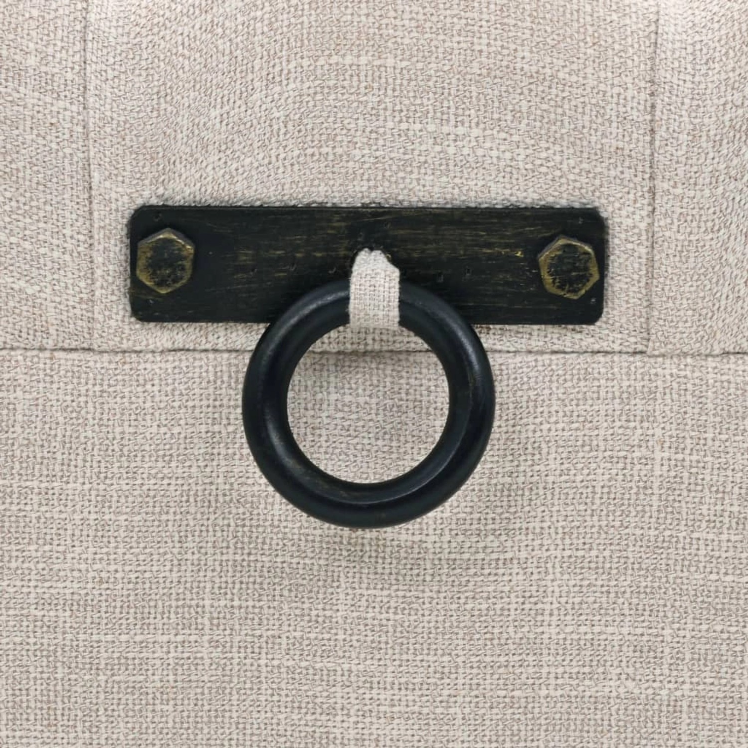 Detailaufnahme: Griff der vidaXL Aufbewahrungsbank aus Massivholz und Stahl.