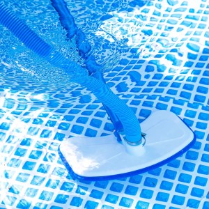 Amapool Pool-Bodensauger im Einsatz unter Wasser. Reinigt Becken mit blauem Schlauch.