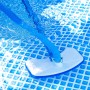 Amapool Pool-Bodensauger im Einsatz unter Wasser. Reinigt Becken mit blauem Schlauch.