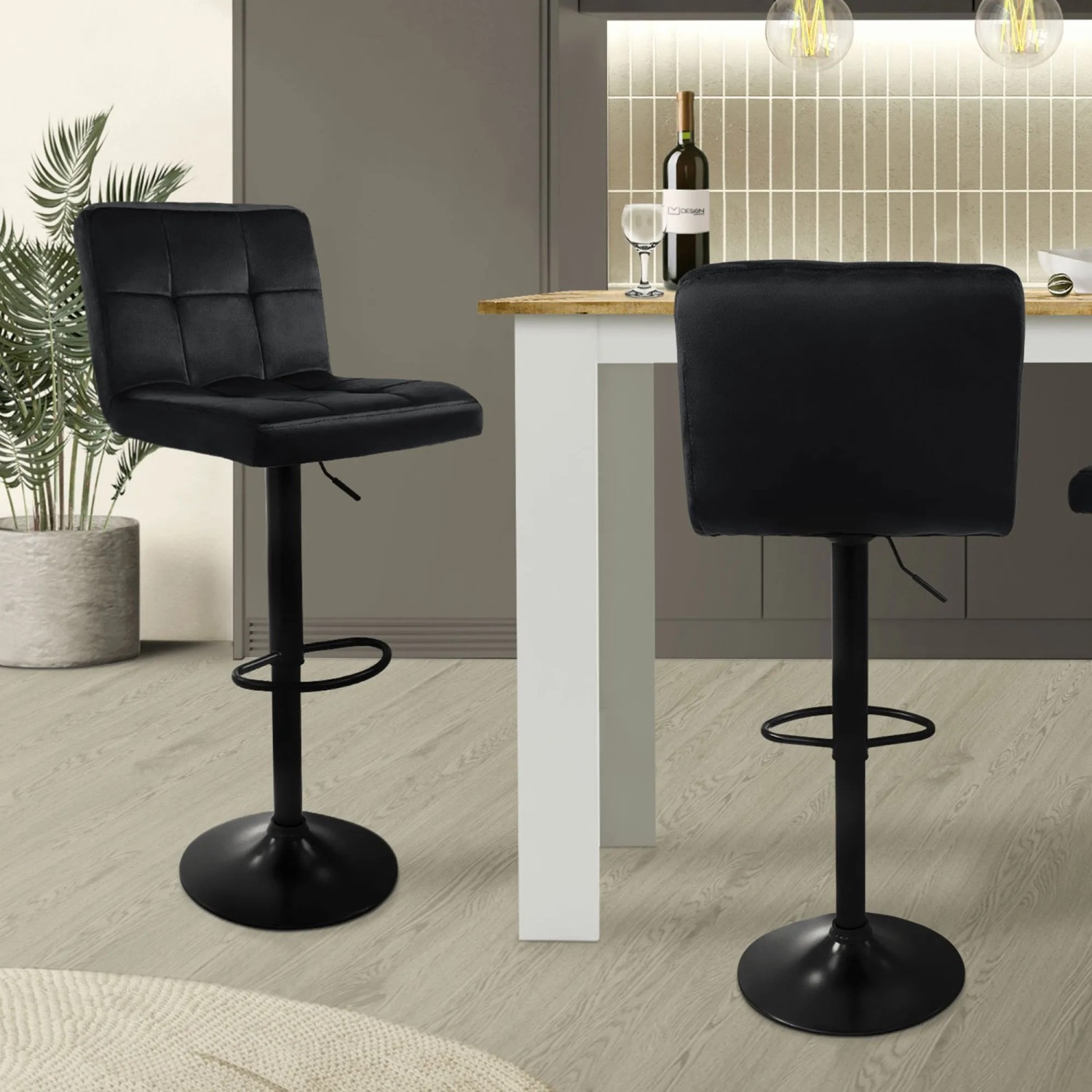 2er Set schwarze ML-Design Barhocker aus Samt mit Rückenlehne und Fußstütze.