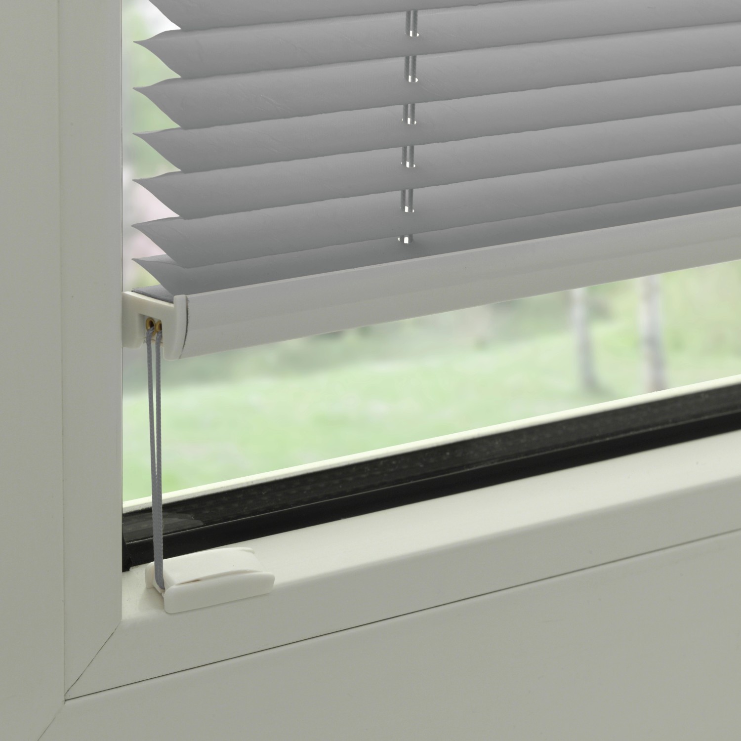 Graues Gardinia Plissee Concept Tageslicht, 90x130 cm, am Fenster montiert.