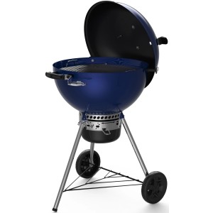 Weber Holzkohlegrill Master-Touch GBS-5750 in Ocean Blue mit geöffnetem Deckel.