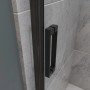 Detailaufnahme: Schwarze AICA Duschkabine Drehtür mit Griff und 6mm Nanoglas Duschwand.