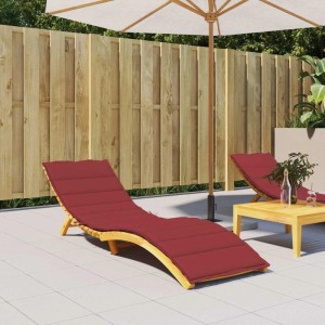 Weinrote Sonnenliegen-Auflage aus Oxford-Gewebe auf Holzliege im Garten. Bequemes Sitzkissen für Outdoor.