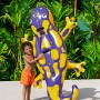 Bestway Schwimmtier Splashing Salamander, blau-gelb, mit Kind am Pool, 191x119 cm.