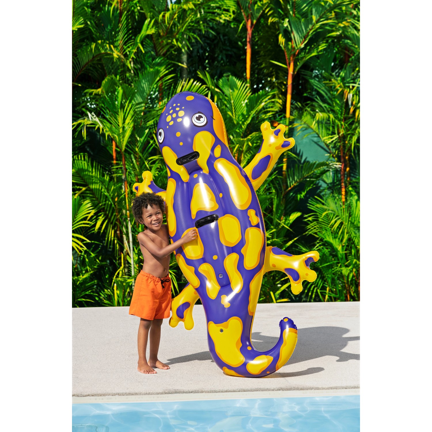 Bestway Schwimmtier Splashing Salamander, blau-gelb, mit Kind am Pool, 191x119 cm.