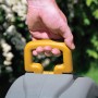 Hand trägt Hozelock Schlauchtrommel Fast Reel am gelben Griff.