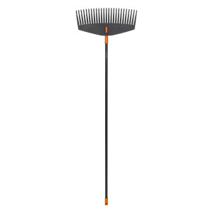 Fiskars Laubbesen Solid L: Breiter Laubrechen mit flexible Zinken für Gartenarbeiten.