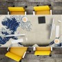 Schreibtischunterlage mit japanischer Kunst Welle in Blau auf Beige. Mit Monitor, Tastatur und Maus auf dem Schreibtisch.