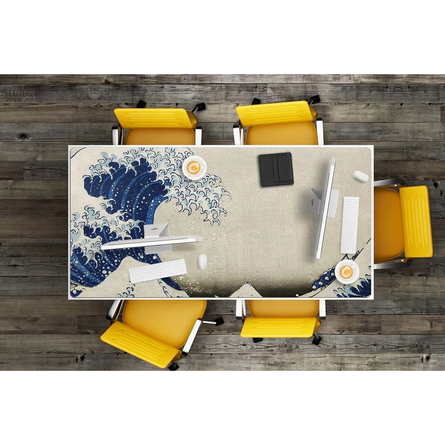 Schreibtischunterlage mit japanischer Kunst Welle in Blau auf Beige. Mit Monitor, Tastatur und Maus auf dem Schreibtisch.