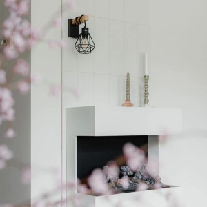 QAZQA Chon Wandlampe schwarz mit Holz, rustikaler Metall-Käfigschirm an weißer Wand über Kamin. Ideal für Wohnzimmer.