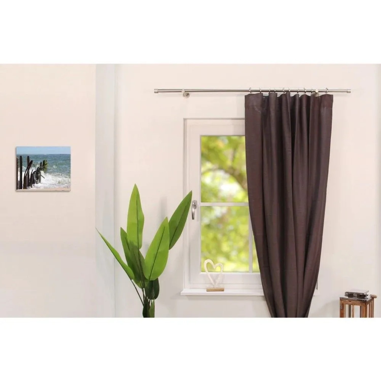 Edelstahl-Optik Gardinenstange nach Maß, Ø 25mm, mit Kappe und braunem Vorhang am Fenster.