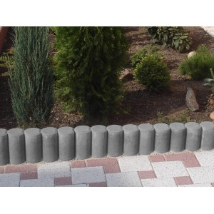 Graue Diephaus Minipalisade gekehlt als Beeteinfassung im Garten.