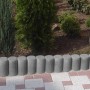 Graue Diephaus Minipalisade gekehlt als Beeteinfassung im Garten.