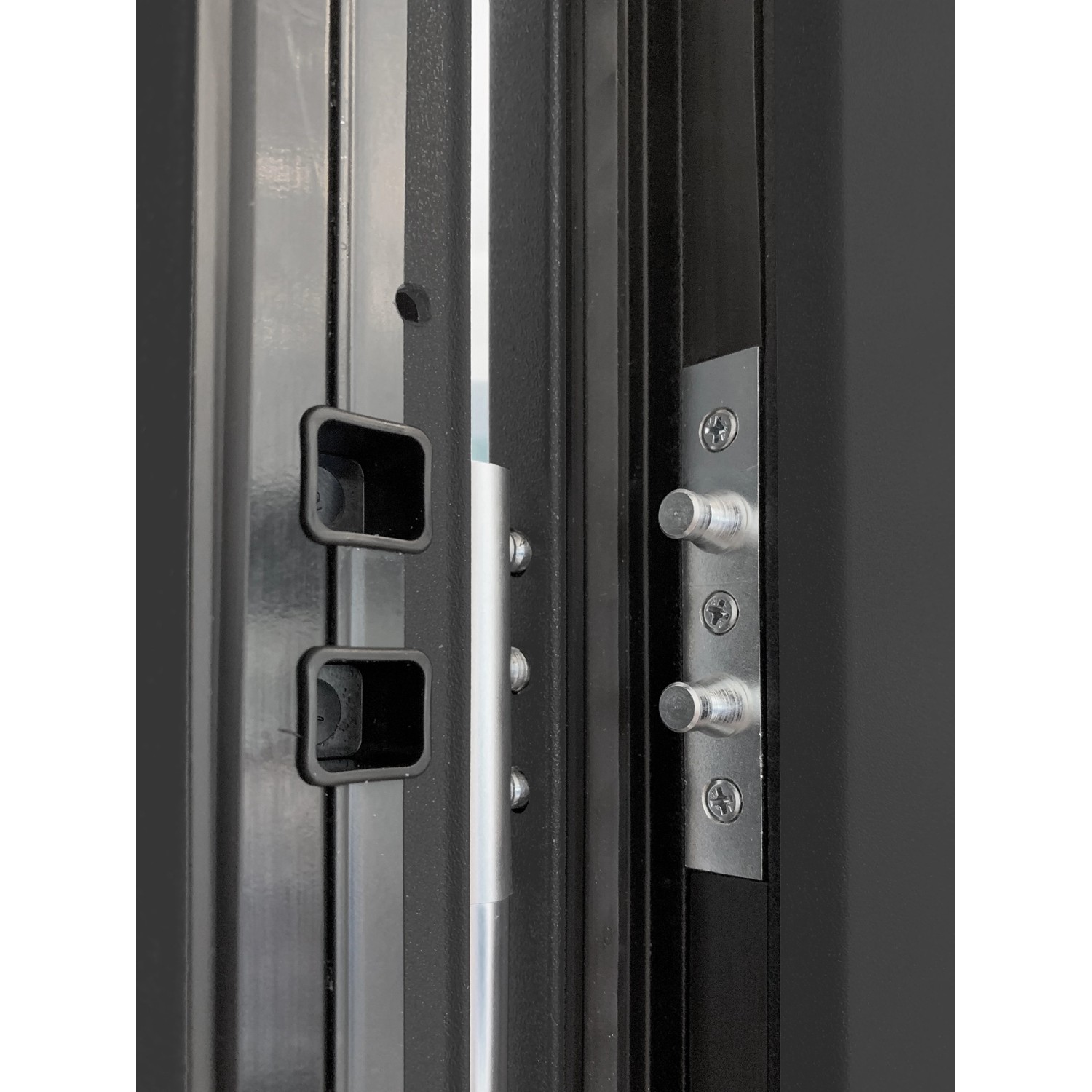 Detailaufnahme der 5-Punkt-Verriegelung einer anthrazitfarbenen Splendoor Haustür Berlin Prime.