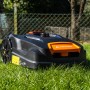 YARD FORCE Mähroboter MB400, schwarz-orange, mit App-Bedienung auf Rasen.