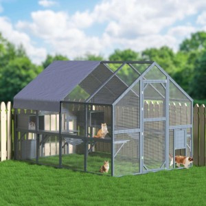 Wiltec Katzenfreigehege aus grauem Holz mit Drahtgitter, mehreren Ebenen und Katzen auf grünem Rasen.