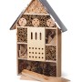 Großes braunes CULT at home Insektenhotel XXL aus Holz mit verschiedenen Füllungen, Metall-Dach. Erdspieße liegen davor.