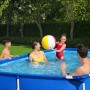 Blauer Bestway Frame Pool mit Familie im Garten. Stahlrahmenpool, eckig, 400x211x81 cm.