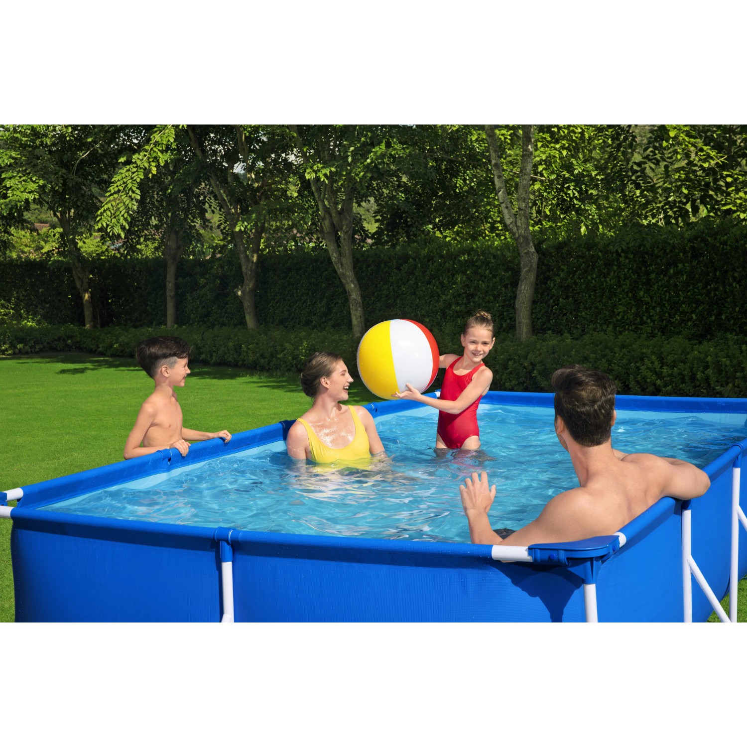 Blauer Bestway Frame Pool mit Familie im Garten. Stahlrahmenpool, eckig, 400x211x81 cm.