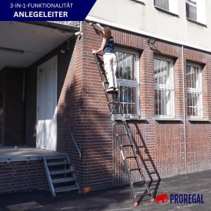 Schwarze PROREGAL Mehrzweckleiter als Anlegeleiter mit Person vor Backsteinmauer.