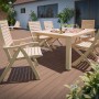 Verstellbarer Klappstuhl Canston aus Holz mit Armlehnen in Natur auf einer Terrasse.