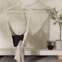 Hängender ebuy24 Kalino Gartenstuhl in Offwhite mit Kissen und Decke.