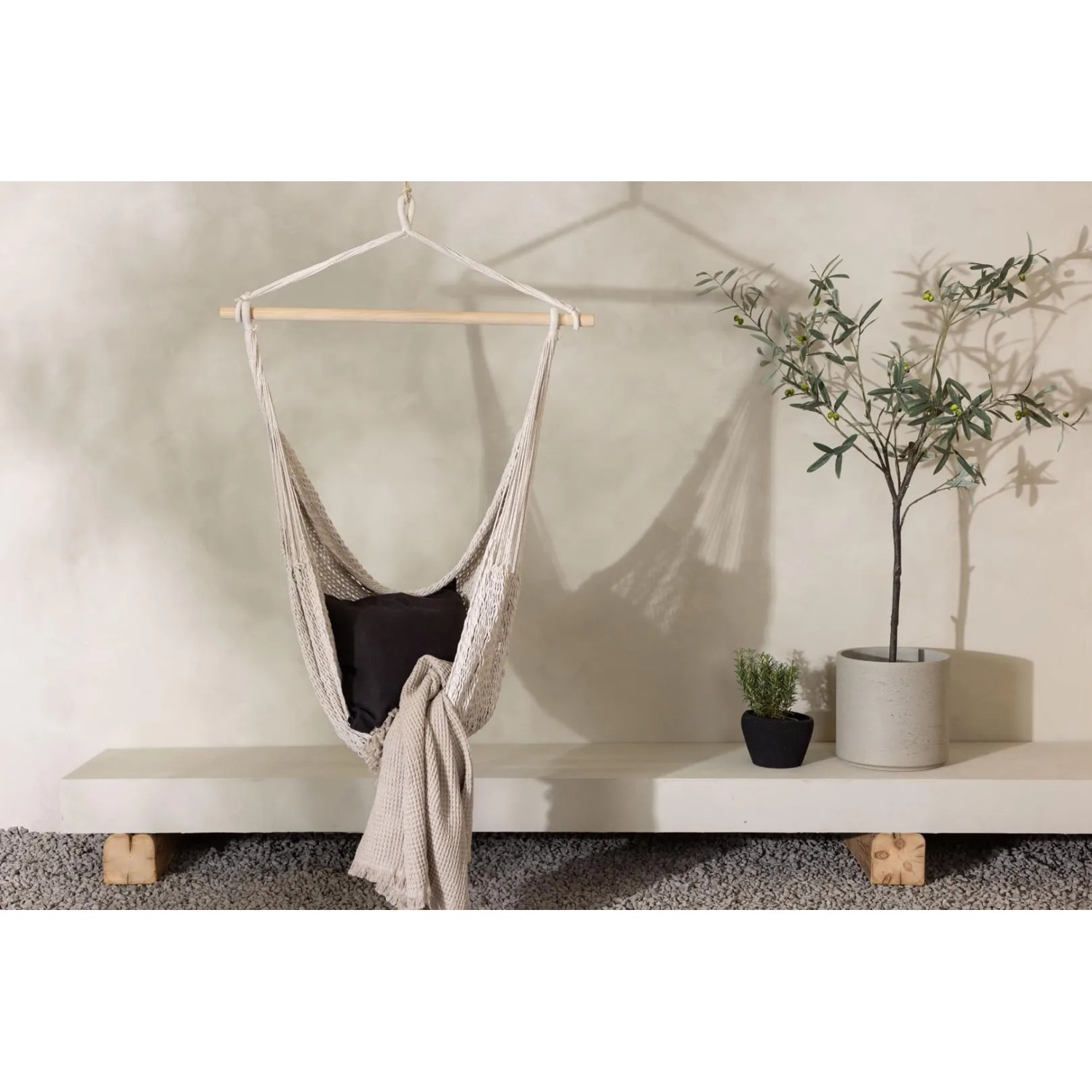 Hängender ebuy24 Kalino Gartenstuhl in Offwhite mit Kissen und Decke.
