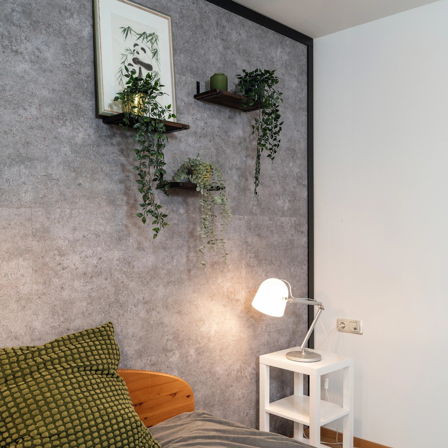 Egger DecoWall Wandpaneel Rovigo Beton, 125x66cm, als Wandverkleidung im Schlafzimmer.