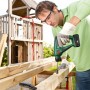 Mann bohrt mit dem Bosch Akku-Bohrhammer Uneo Maxx 18 V in Holz.