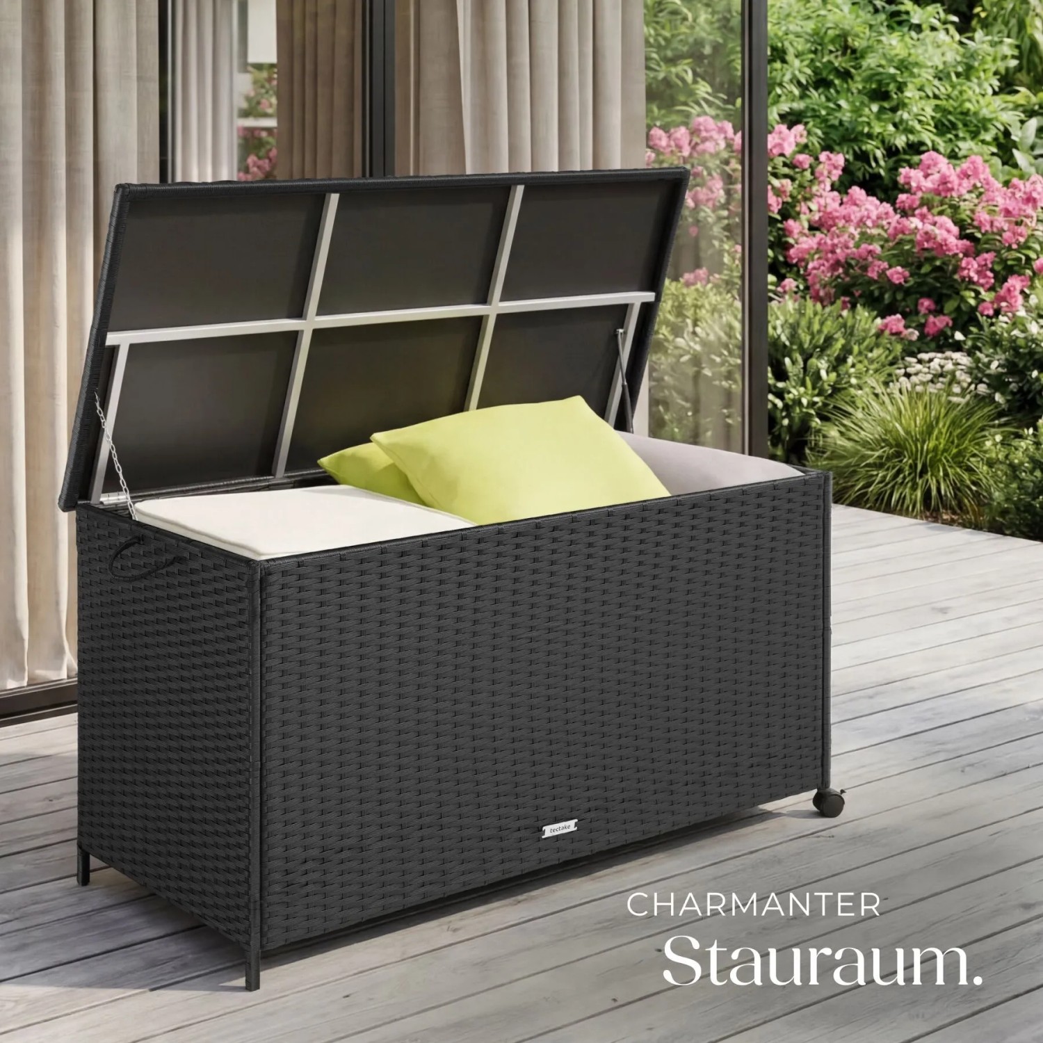 Geöffnete Tectake Auflagenbox Kuusamo (253 L) aus Polyrattan mit Rollen und Kissen im Garten.