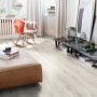 Heller Wohnraum mit Egger Laminatboden EL2023 NatureSense Zermatt Eiche Hell.