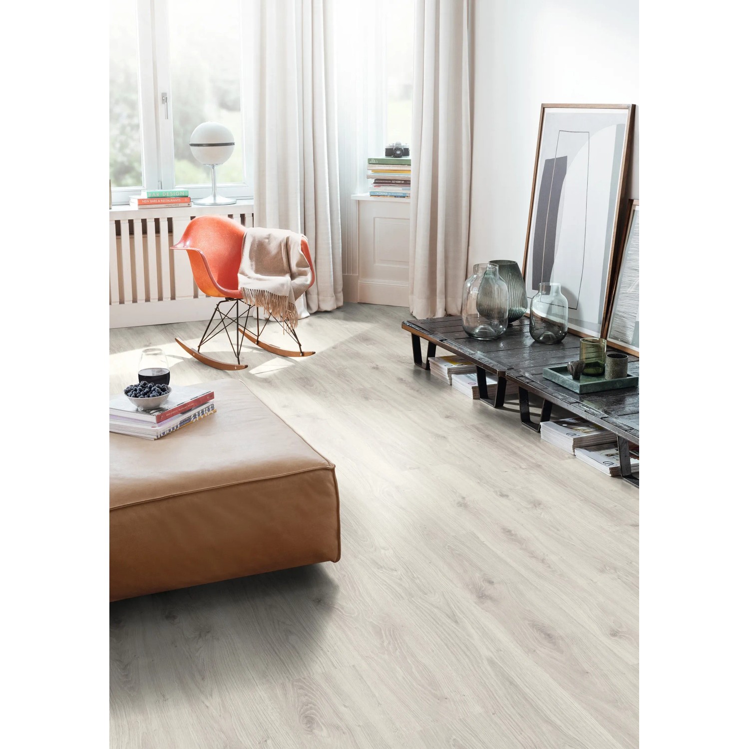 Heller Wohnraum mit Egger Laminatboden EL2023 NatureSense Zermatt Eiche Hell.