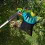 Gardena combisystem Obstpflücker mit Teleskopstiel beim Pflücken von Äpfeln.