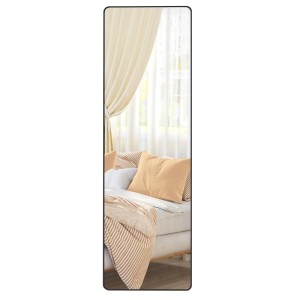 Schwarzer Songmics Ganzkörperspiegel, 120x40 cm, stehend vor einem Bett.