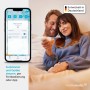 Paar steuert Smart Home mit Homematic IP Fernbedienung 8 Tasten und App. Komfortable Hausautomation für Licht, Rollläden, Heizung.