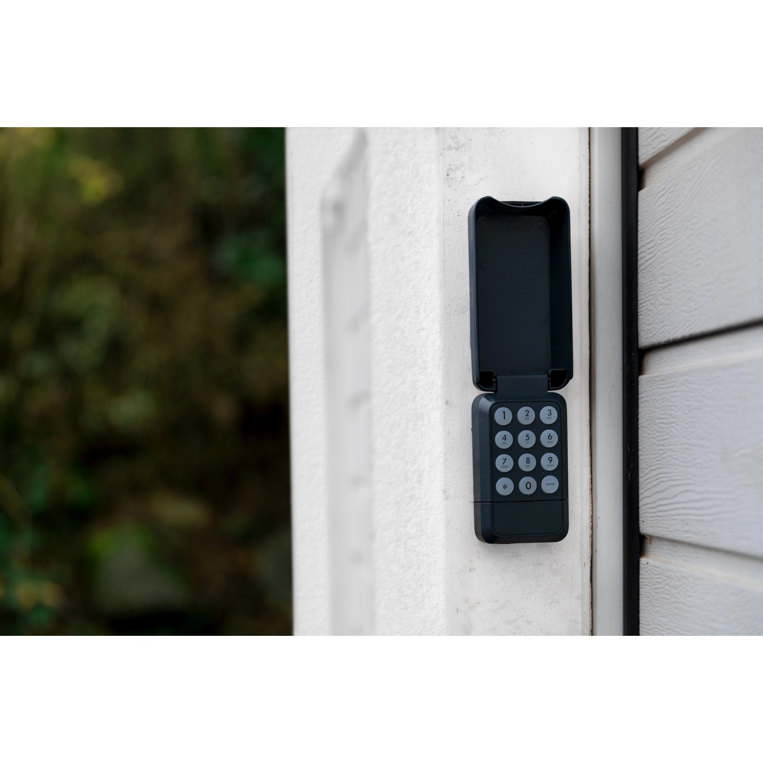 Schellenberg Funk-Codetaster Powerlift für Garagentore, Aufputzmontage mit geöffneter Abdeckung.