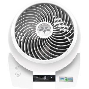 Weißer Vornado Energy Smart 6303DC Ventilator mit Timer und Fernbedienung.