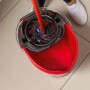 Vileda SuperMocio Eimer mit PowerPress zum Auswringen des Wischmopps.