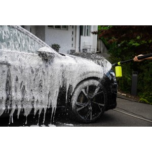 AVA Schaumkanone P30-P80 im Einsatz: Auto wird mit Schaum für die Reinigung besprüht.