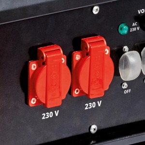 Detailaufnahme: Zwei rote 230V-Steckdosen am Einhell Stromerzeuger TC-PG 55 E5.