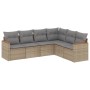 Beige 6-tlg. Garten-Sofagarnitur aus Rattan mit grauen Kissen.