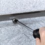 Detailaufnahme: Arves Regentonne Maurano 300 l Granit mit Schraubendreher am Gewindeanschluss.