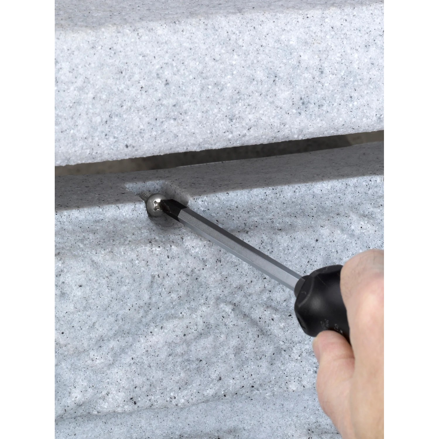 Detailaufnahme: Arves Regentonne Maurano 300 l Granit mit Schraubendreher am Gewindeanschluss.