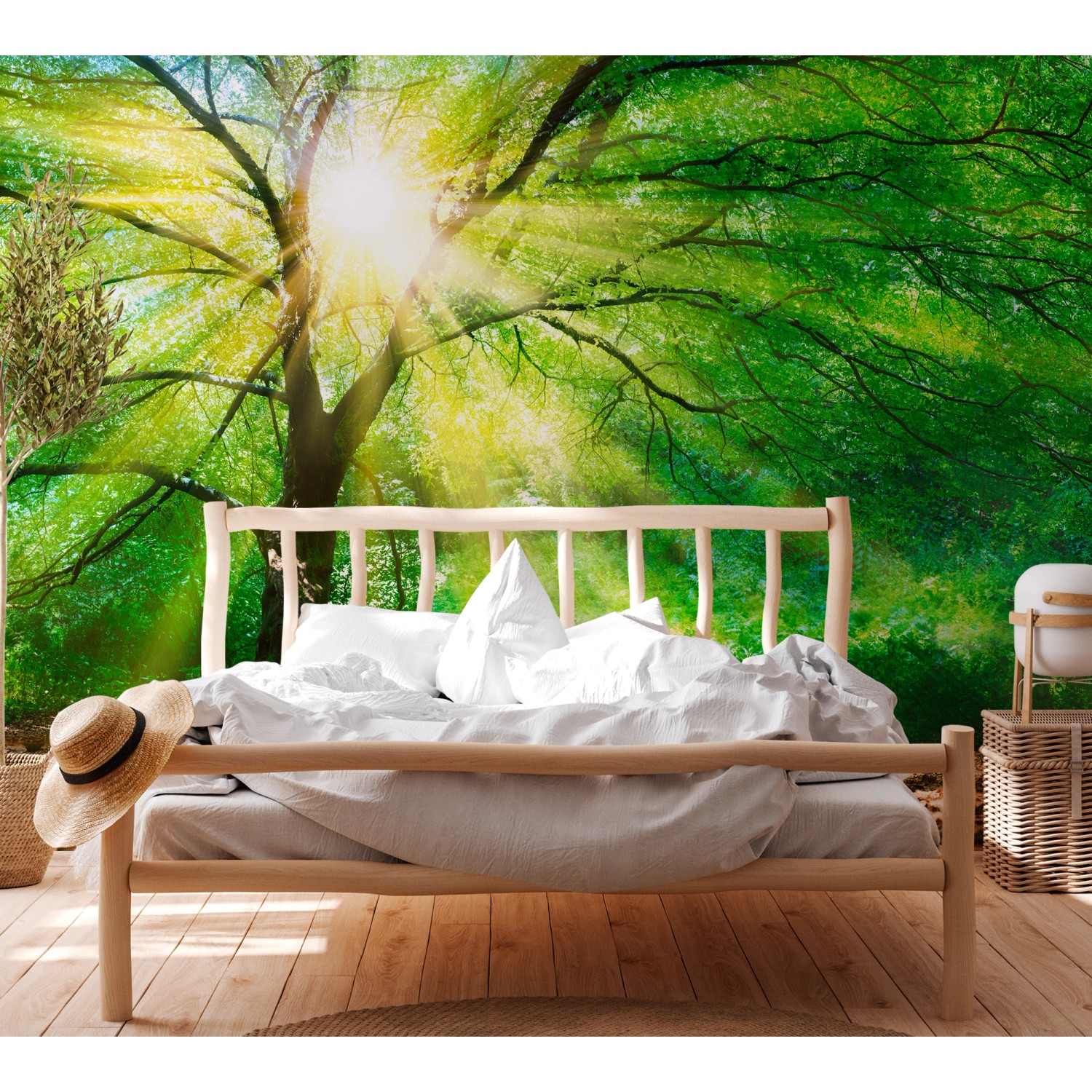Fototapete Wald mit Sonnenstrahlen in Grün, Gelb und Braun hinter einem Bett. FSC®-zertifiziert.