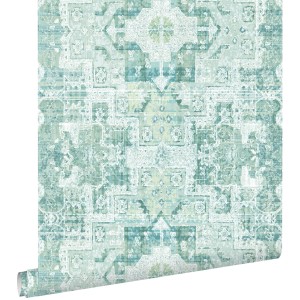 Vliestapete mit orientalischem Kelim Patchwork Muster in Pastell Mintgrün. Ideal für dekorative Wandgestaltung.