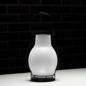 Weiße Solar-Laterne Bogota mit Flammeneffekt und Tragegriff für den Außenbereich.