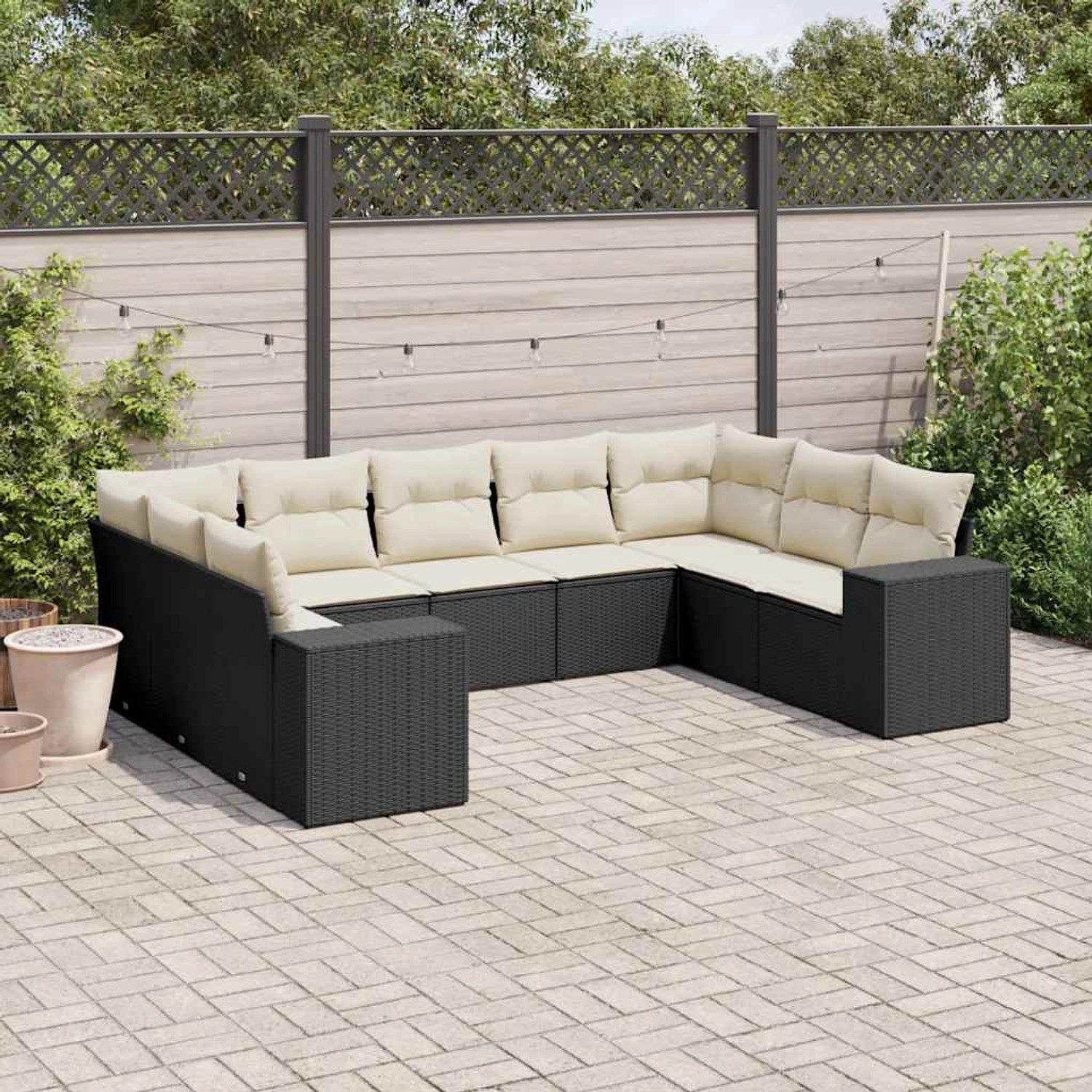 Schwarze 9-teilige Garten-Sofagarnitur aus Poly Rattan mit cremefarbenen Kissen.