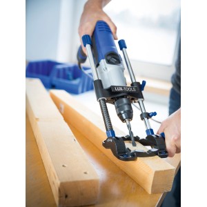 LUX Mobiler Bohrständer Comfort im Einsatz beim Bohren in ein Holzbrett.