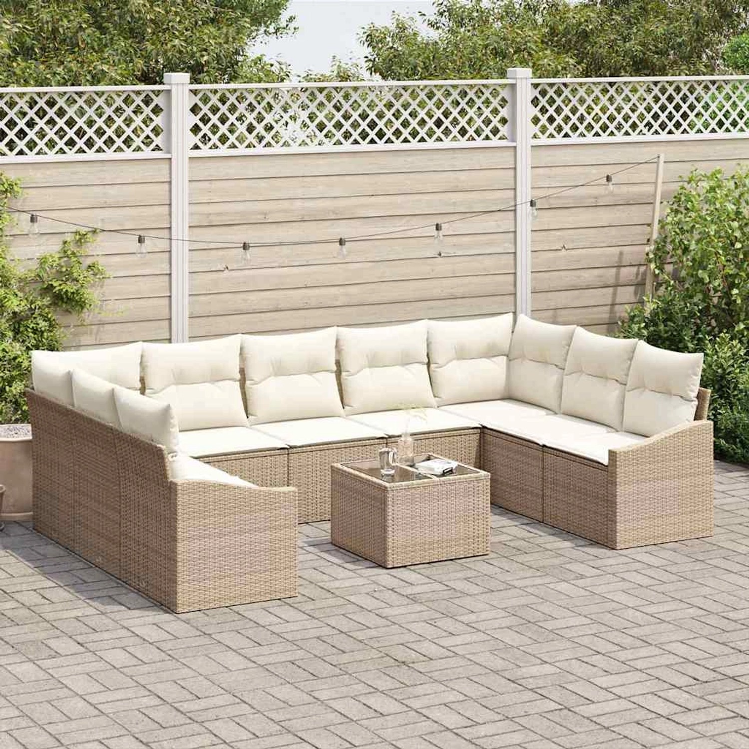 Beiges 10-teiliges vidaXL Garten-Sofa-Set aus Poly Rattan mit Tisch und Polstern.
